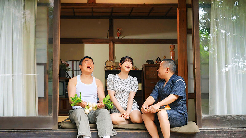 集落で若い娘は私だけ 村民を勃起させたら「ヌイてあげないといけない」という掟があります。そんで私は移住先のおじさん達の性処理をするハメになりました。 青坂あおい サンプル 2