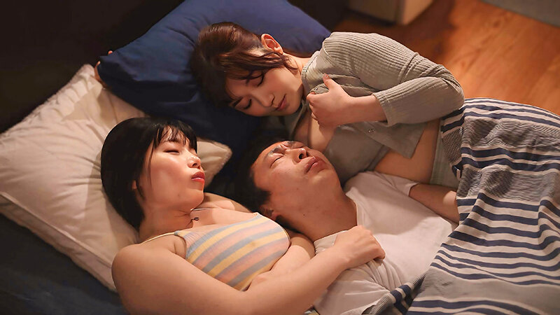 壁が近いし胸も近い！激狭ワンルームに押しかけてきた爆乳いとこ姉妹とすぐ勃発しちゃう サンドイッチ中出し3P性活 小梅えな 九井スナオ サンプル 1