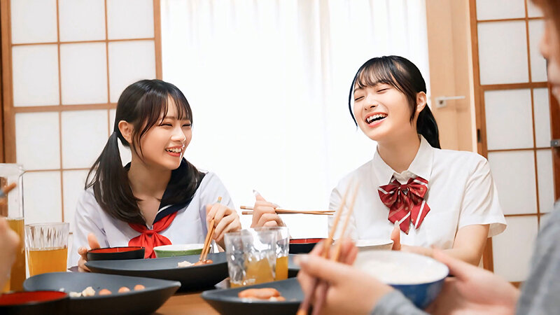 レズ性癖のある再婚相手の連れ子と川の字で雑魚寝していると隣からぴちゃぴちゃと水音が…ふと見てみるとレズに及んでいる美人姉妹が！思わずフル勃起してしまい、挙句見ていたのがバレると美人姉妹は微笑みながらオヤジチ〇コにむしゃぶりついた！花守夏歩/小日向める サンプル 8