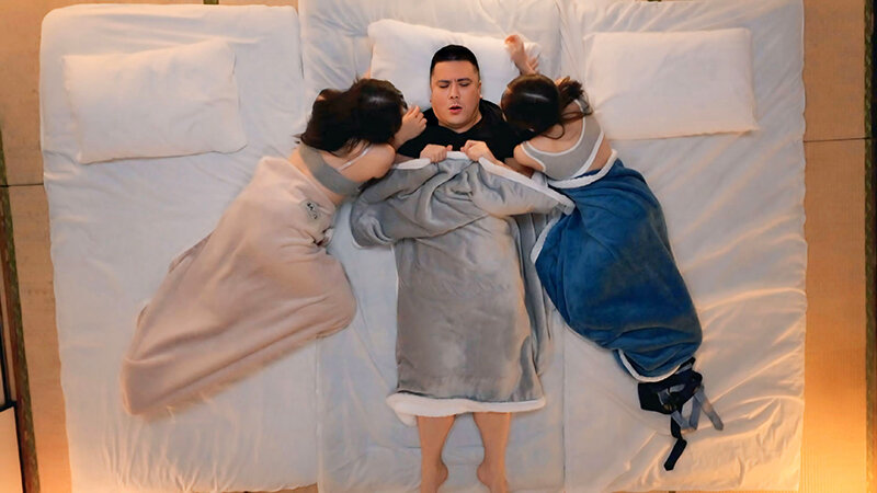 レズ性癖のある再婚相手の連れ子と川の字で雑魚寝していると隣からぴちゃぴちゃと水音が…ふと見てみるとレズに及んでいる美人姉妹が！思わずフル勃起してしまい、挙句見ていたのがバレると美人姉妹は微笑みながらオヤジチ〇コにむしゃぶりついた！花守夏歩/小日向める サンプル 9