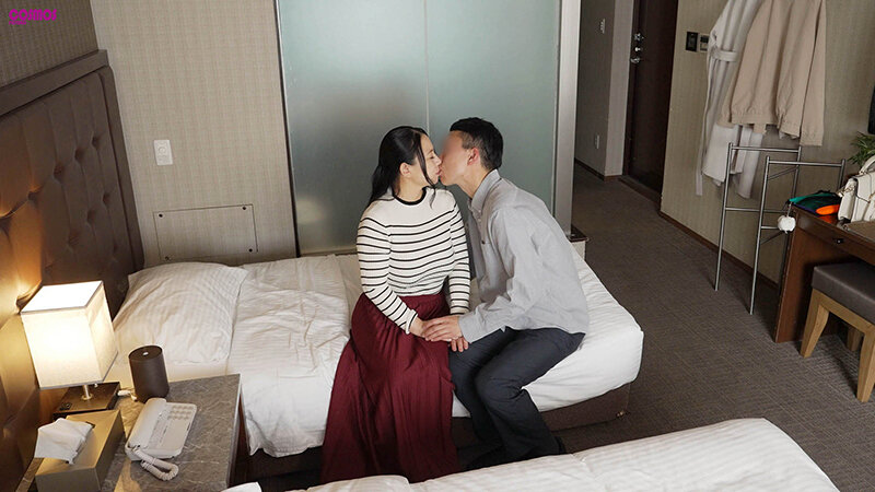 結婚して20年、平凡な生活を送る主婦。最近、年齢を重ねるごとに心が冷めていくのを感じる…もう一度だけ10代の頃のようにキスしただけでドキドキする燃えるようなSEXがしたい。一日限定彼氏と最初で最後の不貞中出しSEX まこさん（42歳） 台東区在住 子供:息子（18歳） サンプル 2