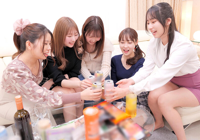 奥様たちが家でママ友会していたら女だけのレズ王様ゲーム→女王様ゲームに！ サンプル 1