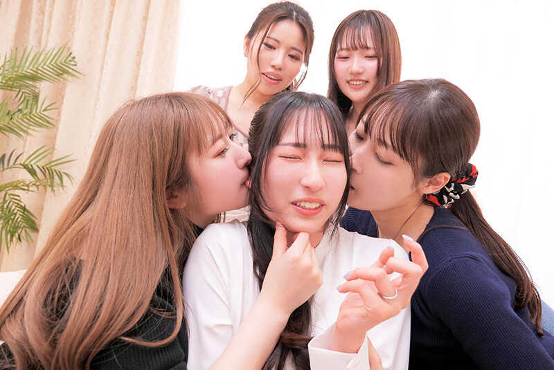 奥様たちが家でママ友会していたら女だけのレズ王様ゲーム→女王様ゲームに！ サンプル 3