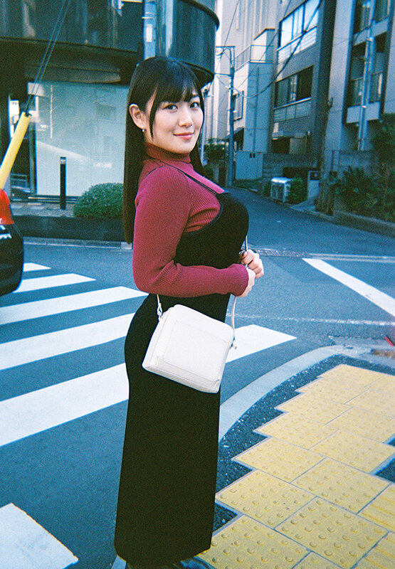 会社で噂の隠れ巨乳OL小梅えなに仕事相談でドライブデートを持ちかけられ…興味本位でラブホに入りパイズリをしたら火がついて1日限定‘痴女モード’でドピュドピュ挟射不倫をした サンプル 2