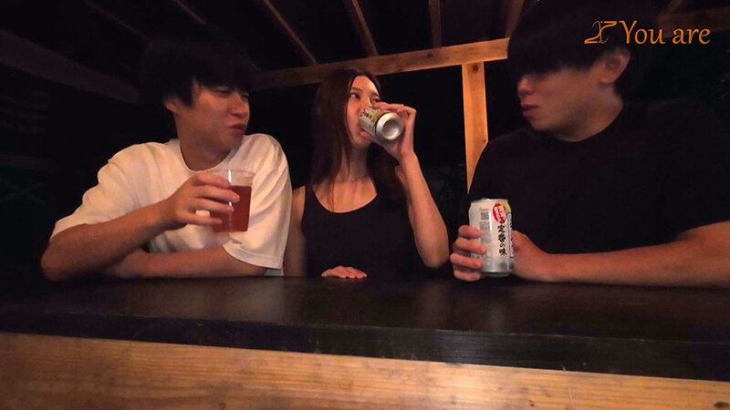「ち〇ち〇に囲まれたい」真夏のキャンプ場で年下二人を貪欲に喰らう痴女お姉さん！無限性欲淫乱串刺しで汗と精〇が混ざり合う！ 水端あさみ サンプル 2