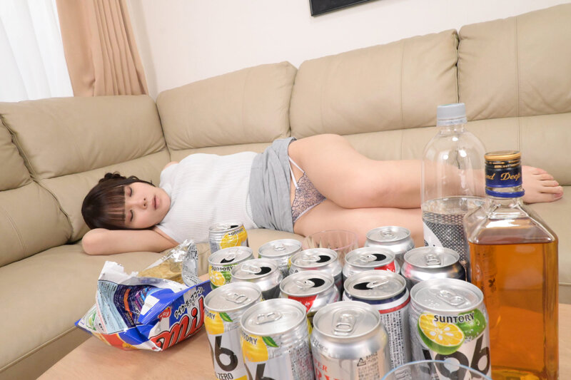 女友達が飲もうよ！とやって来たので、一緒に飲んでたらパンツが見えまくりでまさか僕を誘ってるの？いいよ！いっぱいイチャイチャエッチしよ！ 美澄玲衣 サンプル 3