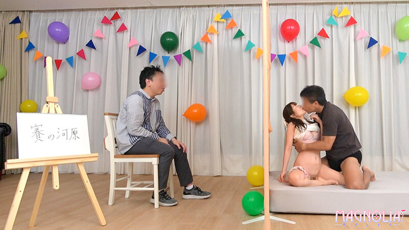『仲良し夫婦限定！壁穴から顔を出したまま身体にイタズラを受けて連想ゲーム！』年下美人妻が挑戦！旦那に見えない壁の向こうでは知らない男に手マンされて潮吹き！？パイパンマ●コに全力ピストンどっぷり連続中出し！！【街角素人モニタリング♯なつき♯26歳】 真城かのん サンプル 4