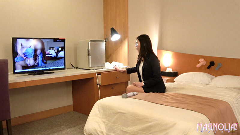 『出張先のホテルで憧れの女先輩とまさかの相部屋宿泊！次々に巻き起こるエッチなハプニングにどこまで発展してしまうのか！？』おっとりセクシーな先輩と済し崩しにねっとりSEX☆生パコのあまりの気持ち良さにお互い腰を振りまくる♪【街角素人モニタリング…渋沢りえる サンプル 4