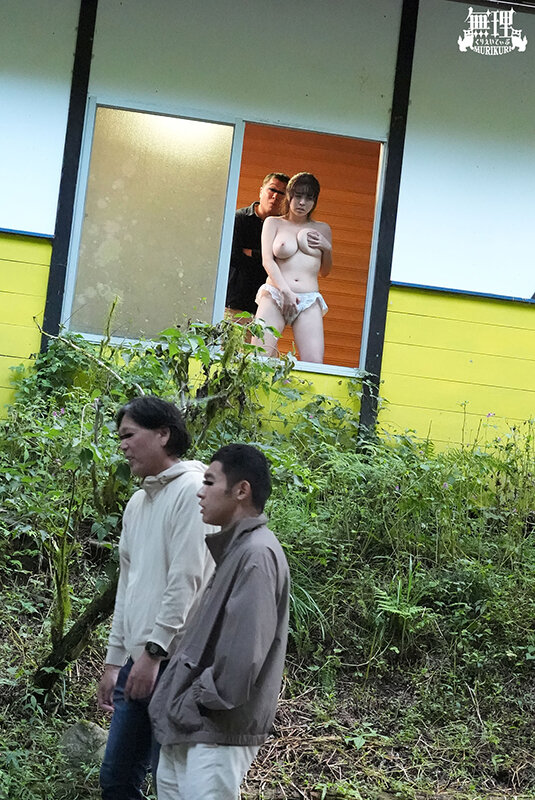 下着！半裸！そして全裸…バイト着を一枚ずつ剥ぎ取り凌●！退勤まで羞恥勤務を強要 して巨乳キャンプスタッフを完全ドM化 サンプル 10