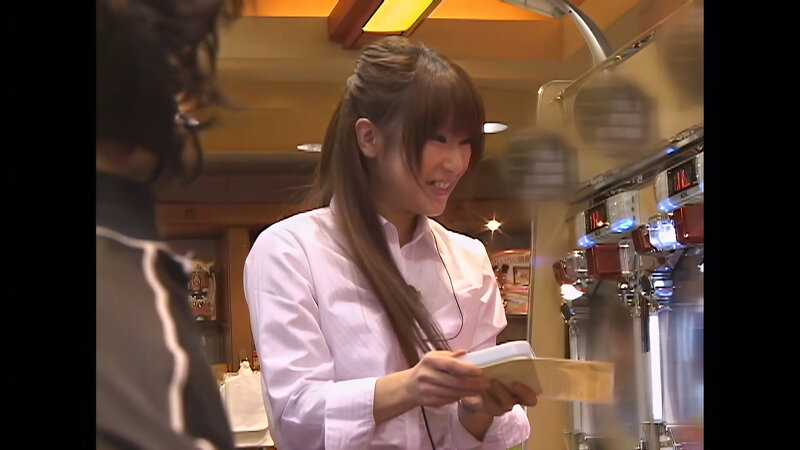 【AIリマスター】パチンコ店で助けを求めても気づかれずイカされた敏感コーヒーレディ サンプル 2