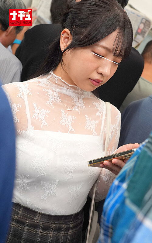 電車の中でインナーを抜き取られ透け巨乳を見られる羞恥で抵抗できないシアーシャツ女子3 サンプル 12