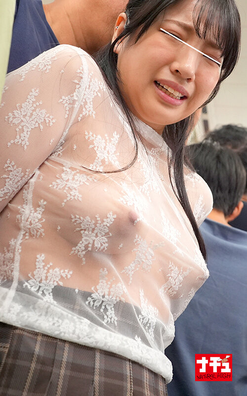 電車の中でインナーを抜き取られ透け巨乳を見られる羞恥で抵抗できないシアーシャツ女子3 サンプル 13