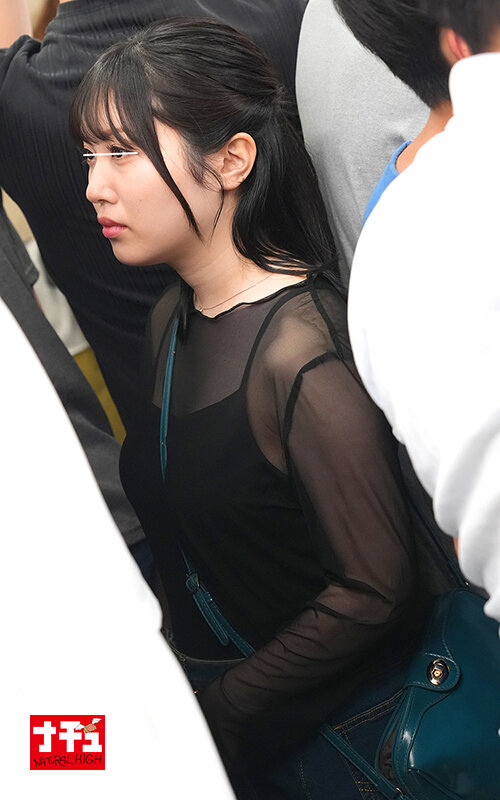 電車の中でインナーを抜き取られ透け巨乳を見られる羞恥で抵抗できないシアーシャツ女子3 サンプル 8