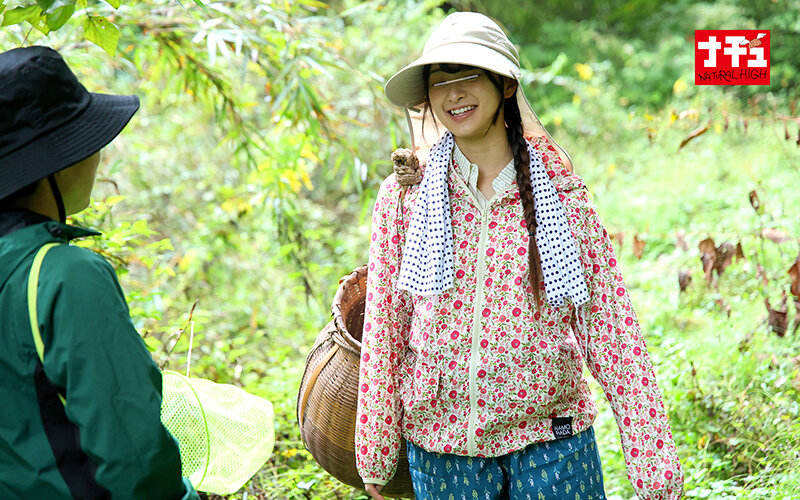 この集落では当たり前？！山道で迷った僕を助けてくれた親切な美女が‘お風呂入りますか’の感覚で「オマ〇コ挿りますか？」と優しく尋ね中出しさせてくれた サンプル 3