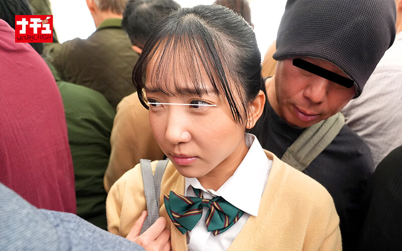 満員電車でJ系パンティにチ〇ポを滑り込ませマン肉擦りつけ射精では終わらず精子まみれのチ〇ポを挿入中出し サンプル 3
