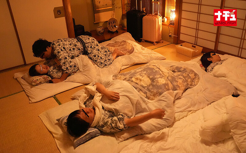 布団の中の密着ピストンでねっとり膣奥を突かれ夫に声をかけられずイキ堕ちた敏感妻は何度も絶頂を求める5 サンプル 11