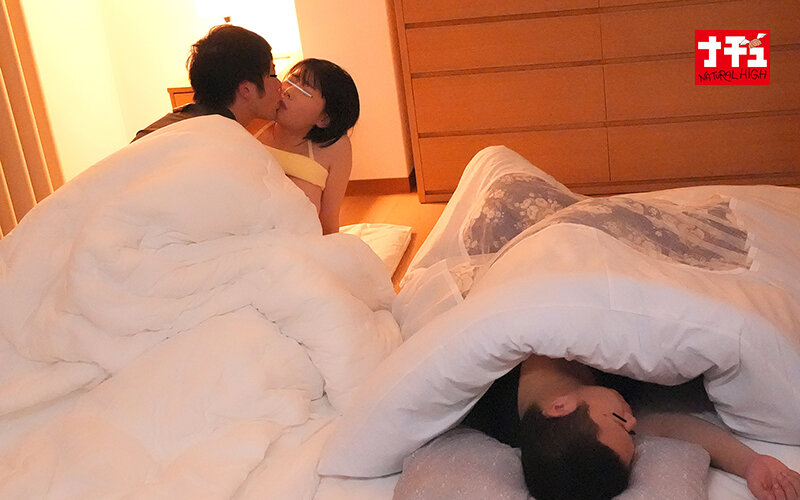 布団の中の密着ピストンでねっとり膣奥を突かれ夫に声をかけられずイキ堕ちた敏感妻は何度も絶頂を求める5 サンプル 16