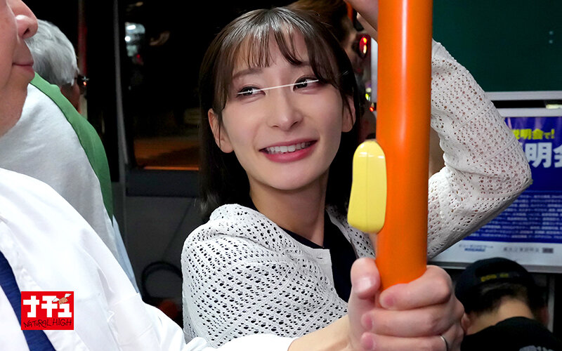 混雑バスで動けず長時間べろキスされ蕩け顔を見られた人妻は若いチ○ポを握りだす サンプル 15
