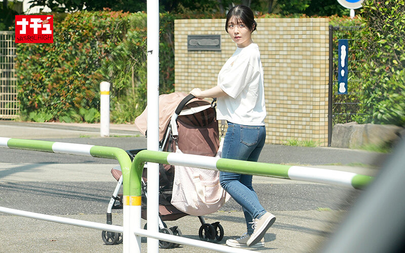 中に出してもいいから止まってください！！！押さえつけて逃がさないエンドレス奥突きバウンドピストンでイキ壊れた女5 推定Gカップ 色白妻 サンプル 2