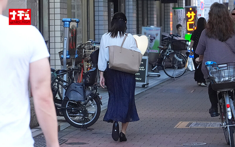 中に出してもいいから止まってください！！！押さえつけて逃がさないエンドレス奥突きバウンドピストンでイキ壊れた女5 推定Hカップ 巨尻妻 サンプル 2