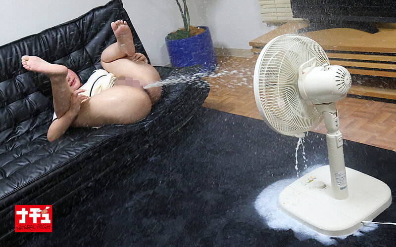 同じマンションに住む無防備な透けパン美尻女に浣腸をぶち込んだら我慢できず着衣噴射3 同棲彼氏を見送る巨乳女 サンプル 9