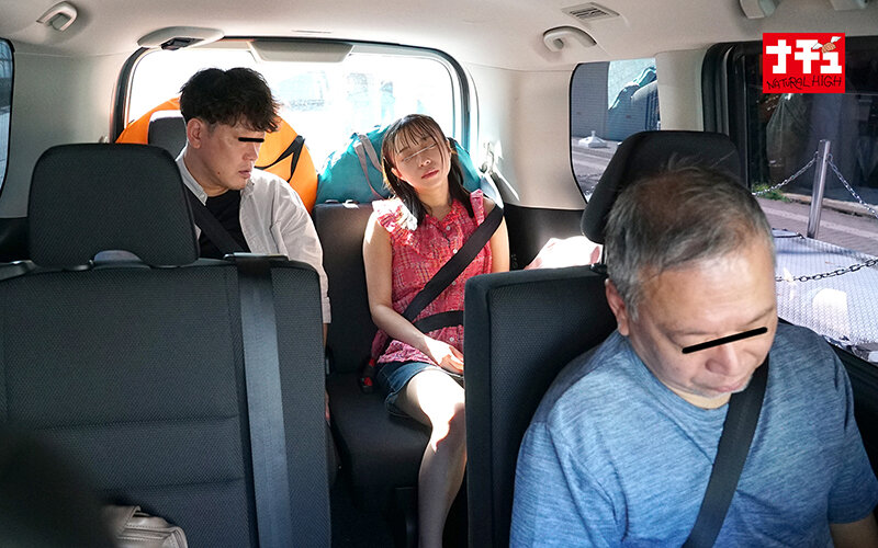 帰宅中の車内で大人に乳首をいじられ怯えて寝たふりしながら発情しだすおチビさん 推定151cm ベロ長娘 サンプル 3