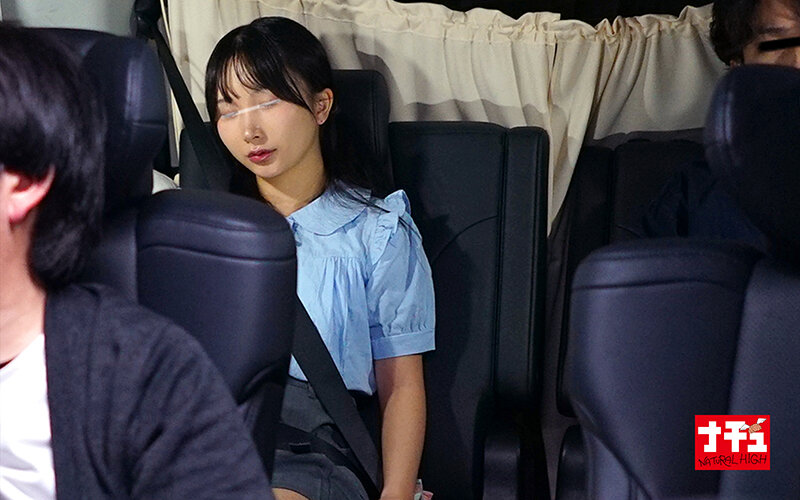 帰宅中の車内で大人に乳首をいじられ怯えて寝たふりしながら発情しだすおチビさん 推定143cm ハメ潮娘 サンプル 2