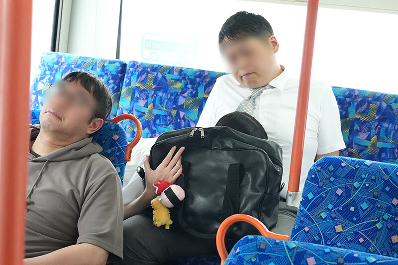 目を覚ましたら、隣の女子校生が俺の疲れマラを優しくフェラしてくれてた。2nd.天使降臨！女子校生の愛情たっぷりフェラでチンカスのついた臭いチンコから疲れと精子が溢れ出した。これで明日からも仕事頑張れる… サンプル 10