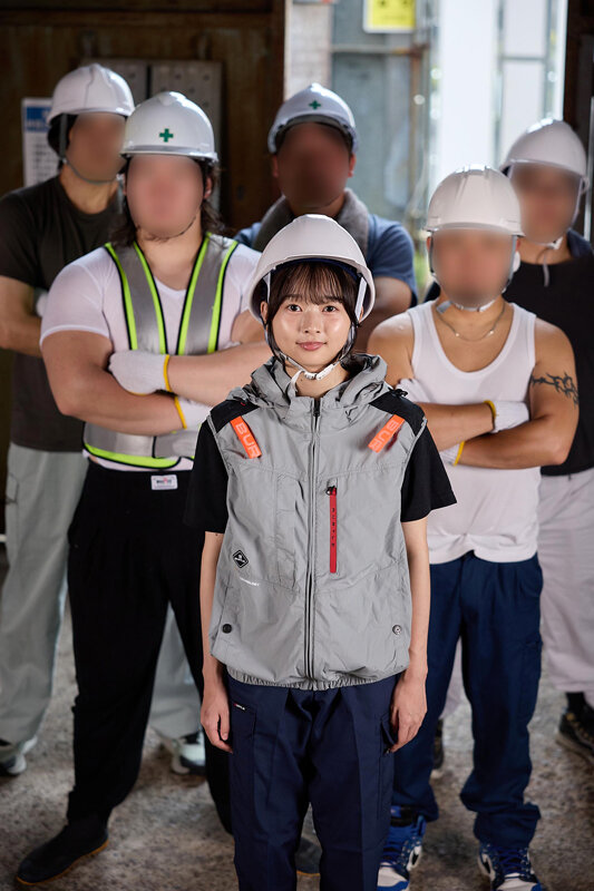 ピストンバイブ解体女子‘実習’という名のシゴキにもめげずに男社会で解体工を目指す純朴研修生に密着 運搬作業編 サンプル 1
