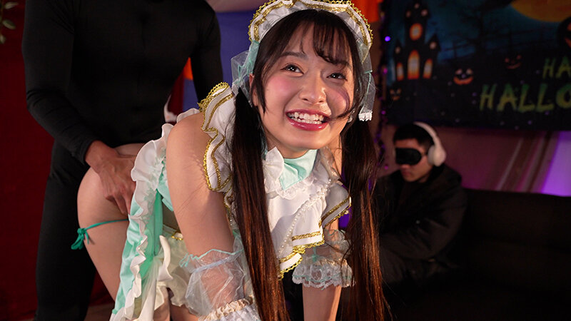 青山のハロウィンで見つけたパリピが挑戦！巨乳の彼女が何をされても我慢できれば100万円ノーリアクションゲーム！ サンプル 4