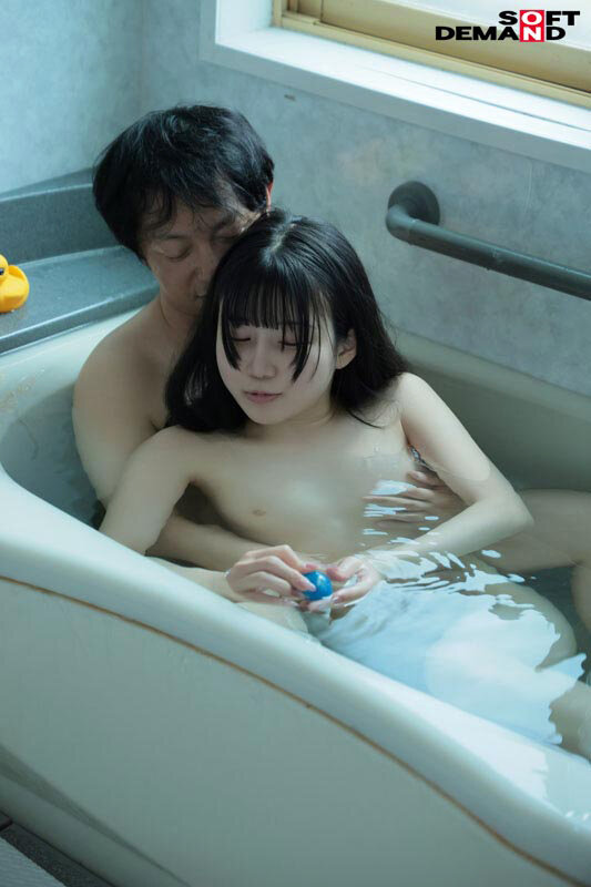 いつしか生え揃っていた妹の陰毛を剃毛しては漏れ出た愛液を吸い続けています 桃色かぞく 南あいり サンプル 19