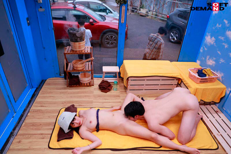 マジックミラー号 移動式サウナに男女2人きり？！の状況で何故かムクムクと膨らんでしまった勃起ち〇こに、気まずさと興奮で発汗効果MAX！！ このままだと外に決して出られない状況で2人の男女はどうなってしまうのか検証！ 夏のBBQ会場にいた大学生グループ4組に突撃依頼！ サンプル 18