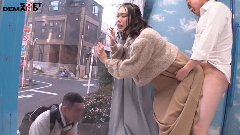 マジックミラー号 服着たままでいいのでマッサージさせてくれませんか！？と声をかけ巷で話題のクイックマッサージを初体験！愛する旦那とはミラー越し30cmの状況で声を我慢すればするほど感じちゃう…本物人妻が我慢できずにスカートの中で不倫SEX サンプル 16