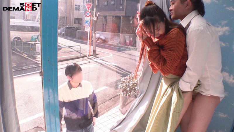 マジックミラー号 服着たままでいいのでマッサージさせてくれませんか！？と声をかけ巷で話題のクイックマッサージを初体験！愛する旦那とはミラー越し30cmの状況で声を我慢すればするほど感じちゃう…本物人妻が我慢できずにスカートの中で不倫SEX サンプル 11