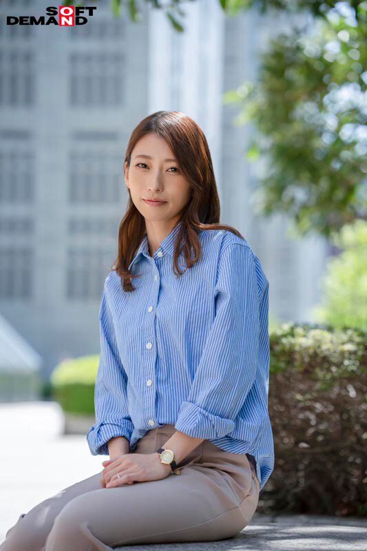 SNS総フォロワー4万人の公務員 市役所勤務のイラマで感じる奥さん 永尾あかね 37才 AV DEBUT サンプル 2