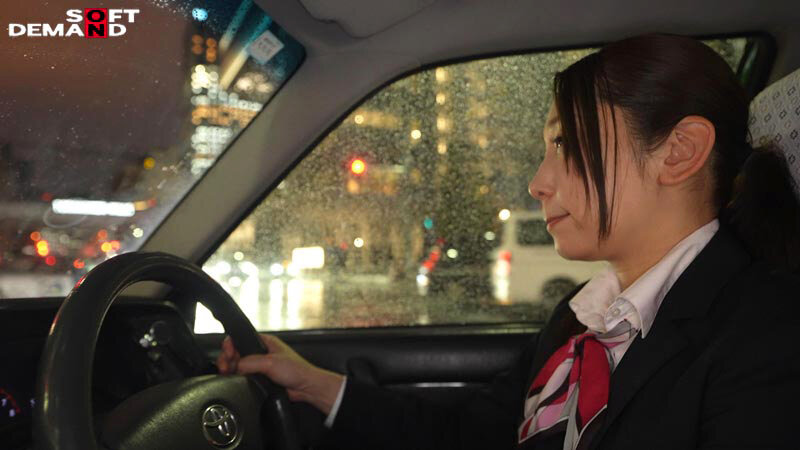 SNS総フォロワー9万人 人妻女性タクシードライバー 春木蘭子 45歳 AVDEBUT「丁寧な接客を心掛けていますが乱暴な不倫SEXが大好きです」 サンプル 15