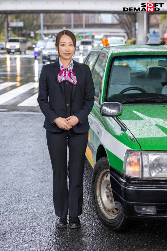 SNS総フォロワー9万人 人妻女性タクシードライバー 春木蘭子 45歳 AVDEBUT「丁寧な接客を心掛けていますが乱暴な不倫SEXが大好きです」 サンプル 2