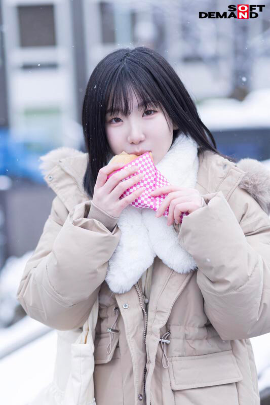 未だ恋も知らない処女 湯浅紬（20） クラスで唯一物怖じせずに話せる、化粧っ気のない二次元エロ好き女オタク。そんなあの娘が東京でAVデビュー サンプル 3