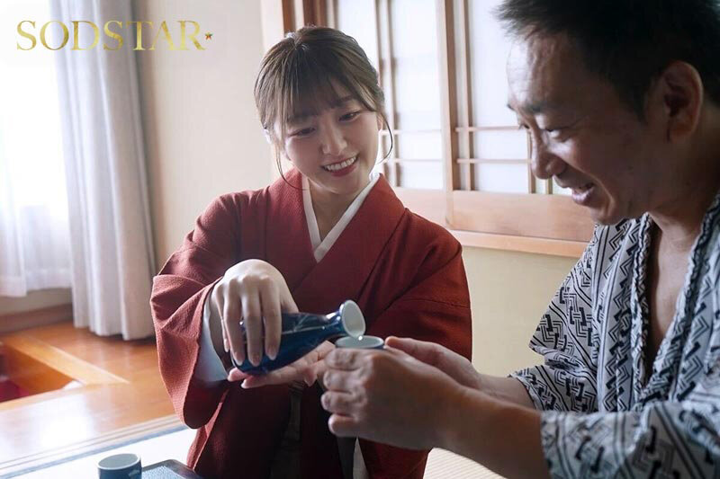 温泉旅行中の単独客やカップル 夫婦の男性を誘惑 館内で寝取りセックスをくり返す淫乱美人な若女将 青空ひかり サンプル 3