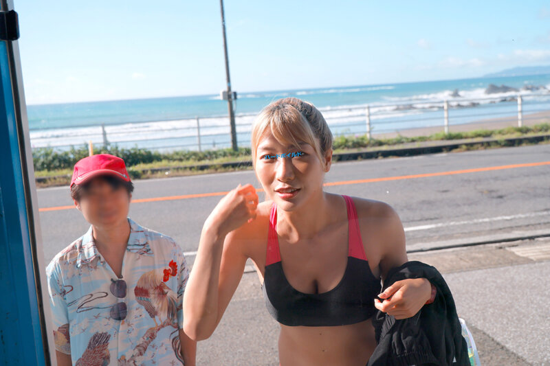 マジックミラー号ハードボイルド ビ〇トコインで一発当てたチビの俺が目前の海で高身長ビーチバレー娘をナンパ！素肌と水着の隙間にチン★コキお願い！最後は、低身長コンプレックス解消のナマ中出し！！ サンプル 1