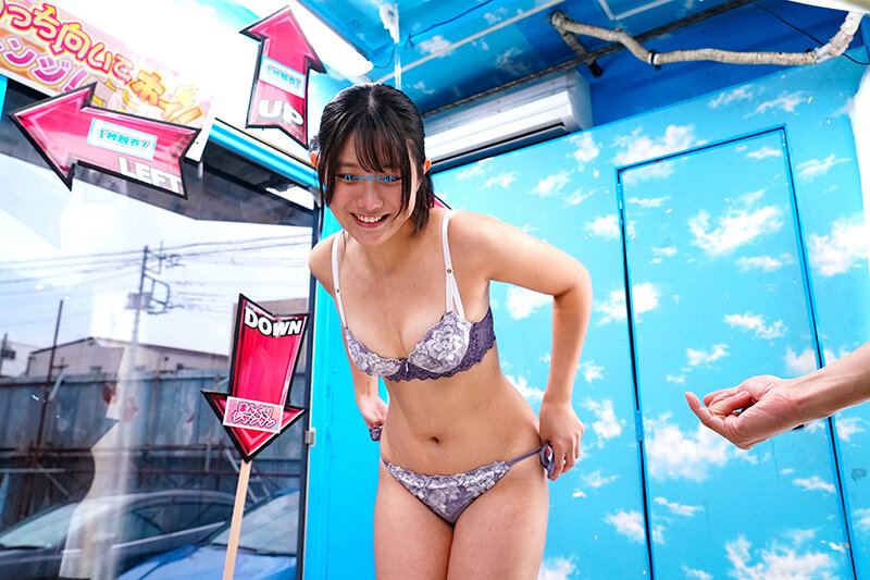 マジックミラー号ハードボイルド 街行く素人娘が脱ぎ脱ぎあっち向いてホイ対決！顔を向けた先に服を1枚脱ぐ、手コキ、フェラ、キスなどのHな罰ゲーム！先に相手を全裸にしたら勝ち！負けたら即ハメ中出し！ サンプル 11