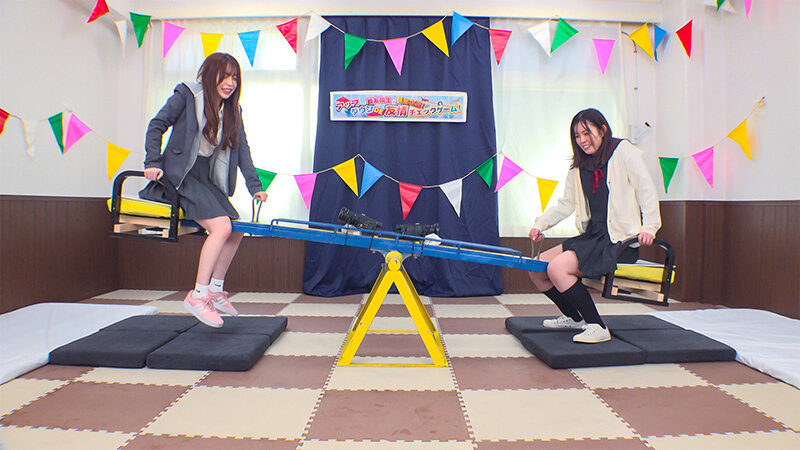 素人バラエティ 仲良し女子〇生対抗！どでか固定ディルドシーソー対決！挿入状態で腰を振り先に5回潮を噴いたら勝ち！負けたら即ハメ中出し！上下運動で刺激されてイキ潮が止まらない未成熟おま〇こに大人のデカチン激ピストンで潮！潮！ サンプル 10