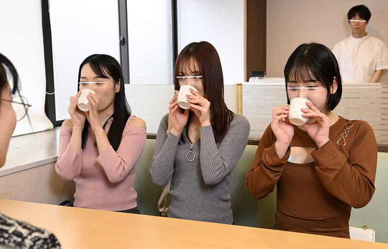 人妻がお漏らしするぐらいドハマりする！性感（マル秘）オイルマッサージ サンプル 1