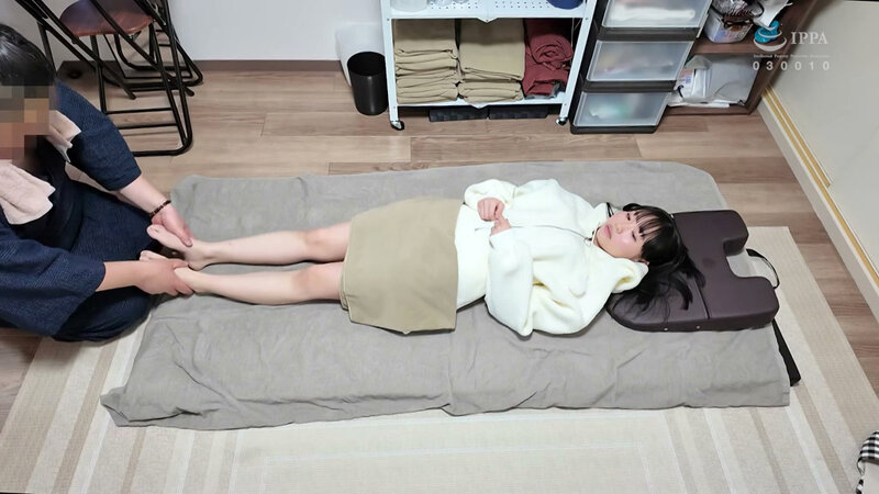「もしかして、デブの汗って媚薬なの？」むさ苦しい中年整体師（52歳）の100kg超の贅肉でっぷり圧迫腹で下半身をロックされ、滴り落ちる唾液とアブラ汗を浴びながら『自慢のママにならなくちゃ』と洗脳されて手篭めにされちゃうセクハラごっくん産後骨盤ケア性交 サンプル 12