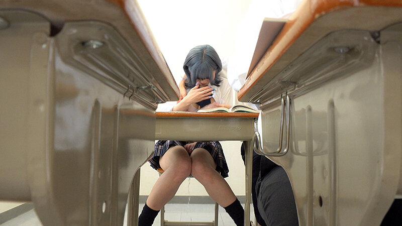 バレたらヤバい状況で敏感乳首をイジられお漏らし絶頂してしまう女子●生たち サンプル 2