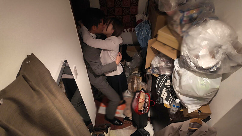 玄関セックス 扉の向こう側でチ●ポをしゃぶりハメ狂う淫乱女たち サンプル 1