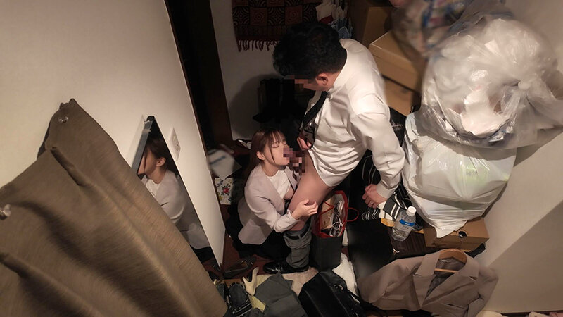 玄関セックス 扉の向こう側でチ●ポをしゃぶりハメ狂う淫乱女たち サンプル 2