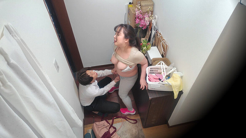 玄関セックス 扉の向こう側でチ●ポをしゃぶりハメ狂う淫乱女たち サンプル 8