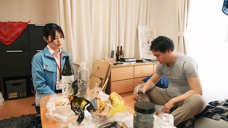 福祉課職員の人妻は訪問先の住人と一度だけ中出しを受け入れて不倫をした話 最上一花 サンプル 2